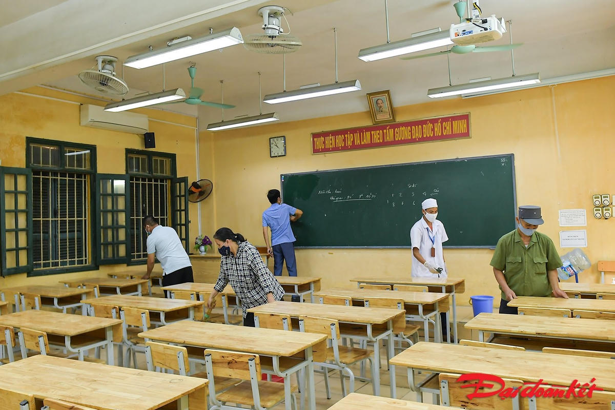 [ẢNH] Hà Nội: Trường học vệ sinh, dọn dẹp sẵn sàng cho kỳ thi vào lớp 10