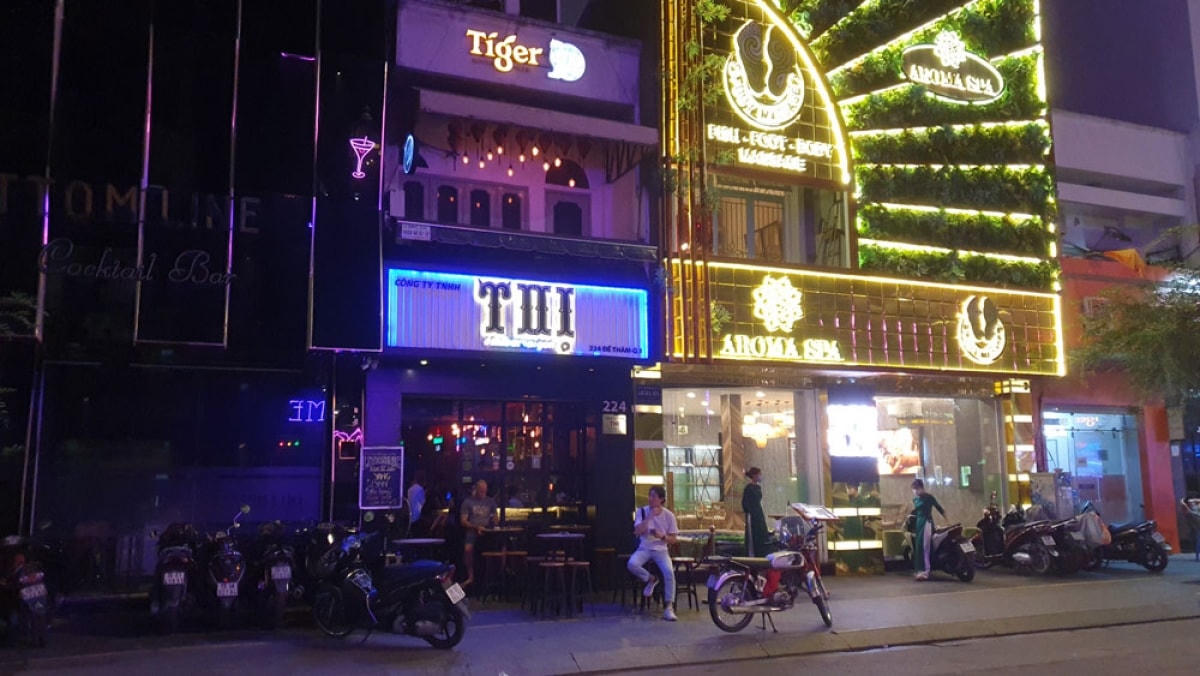 Các quán bar đã lên đèn sáng rực, tiếng nhạc chát chúa ngập cả con phố Bùi Viện.