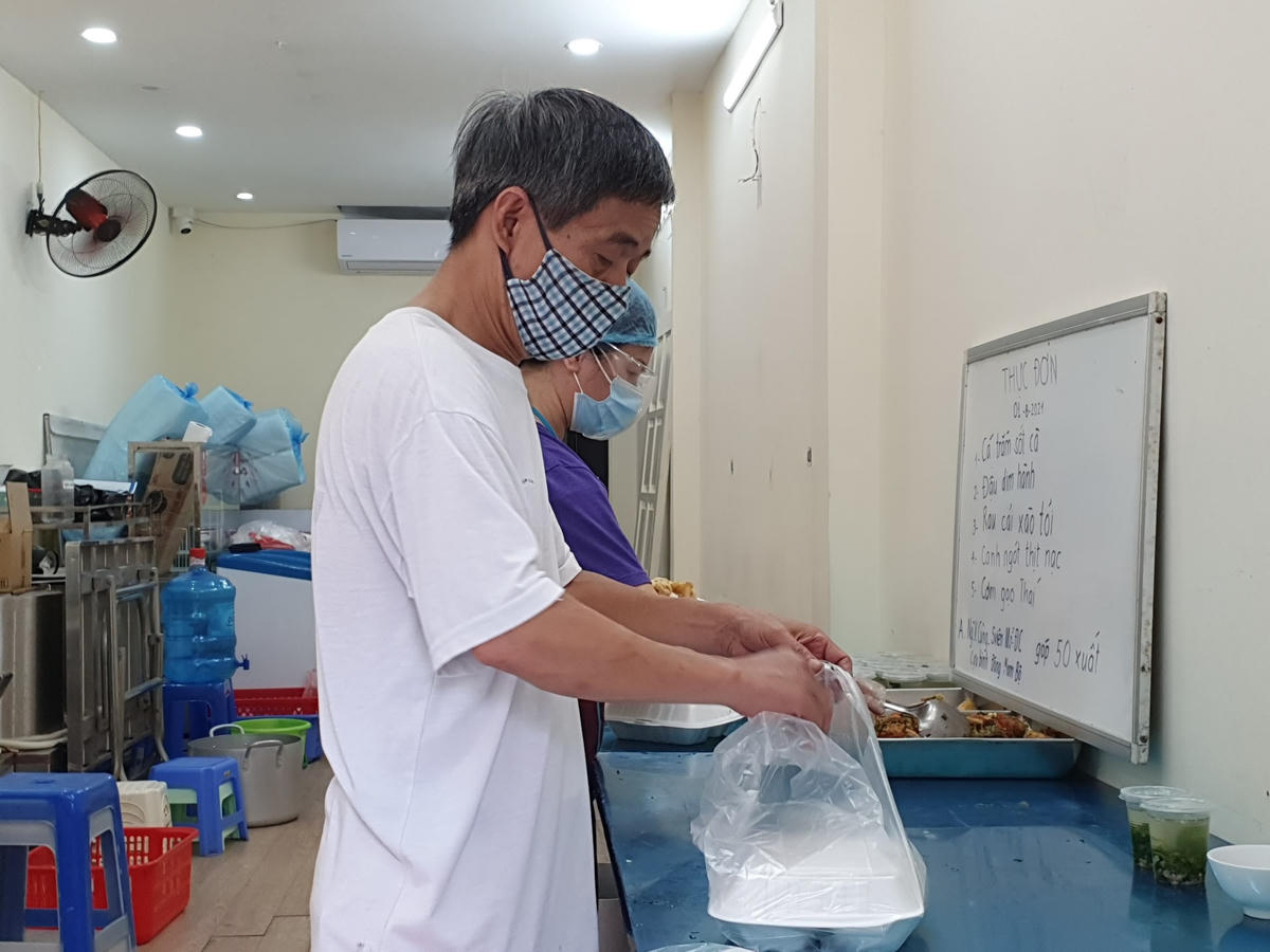 Mỗi ngày, chỉ có khoảng 4 người thực hiện tất cả các công việc bao gồm sơ chế, nấu đồ ăn và vận chuyển đến nơi cần. Trong đó, "nhân sự" chủ yếu chỉ có 1 bếp trưởng, 2 người phụ bếp và 1 người phụ trách vận chuyển. 