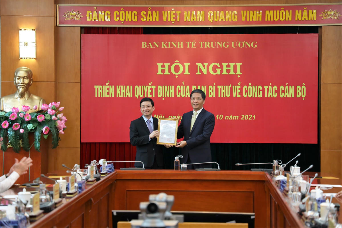 Trưởng Ban Kinh tế Trung ương Trần Tuấn Anh trao quyết định cho Phó Trưởng ban Kinh tế Trung ương Nguyễn Duy Hưng.