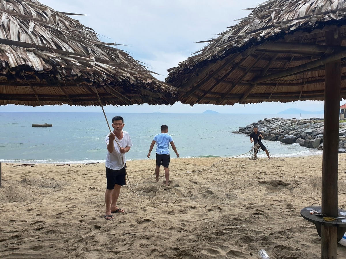 Các nhân viên nhà hàng ở TP Hội An chằng chống chòi.