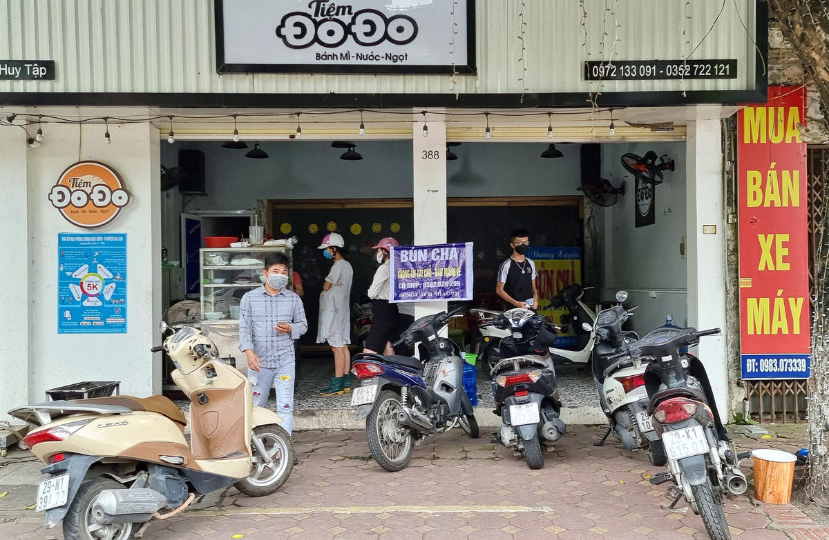 Cửa hàng bán đồ mang về ở vùng xanh Gia Lâm đông khách lui tới. Ảnh: Nam Anh.