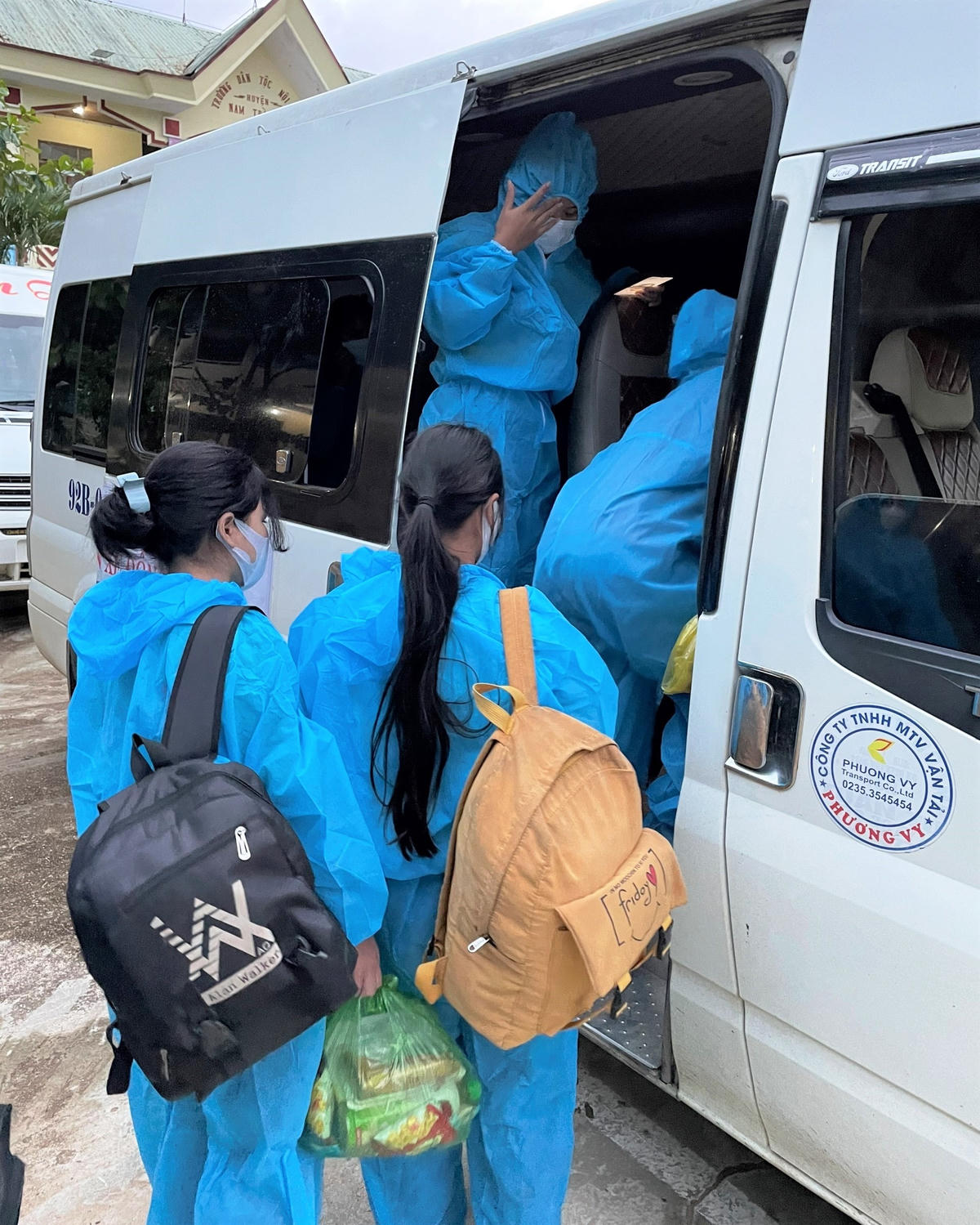 Các em học sinh mắc Covid-19 được đưa đi điều trị.