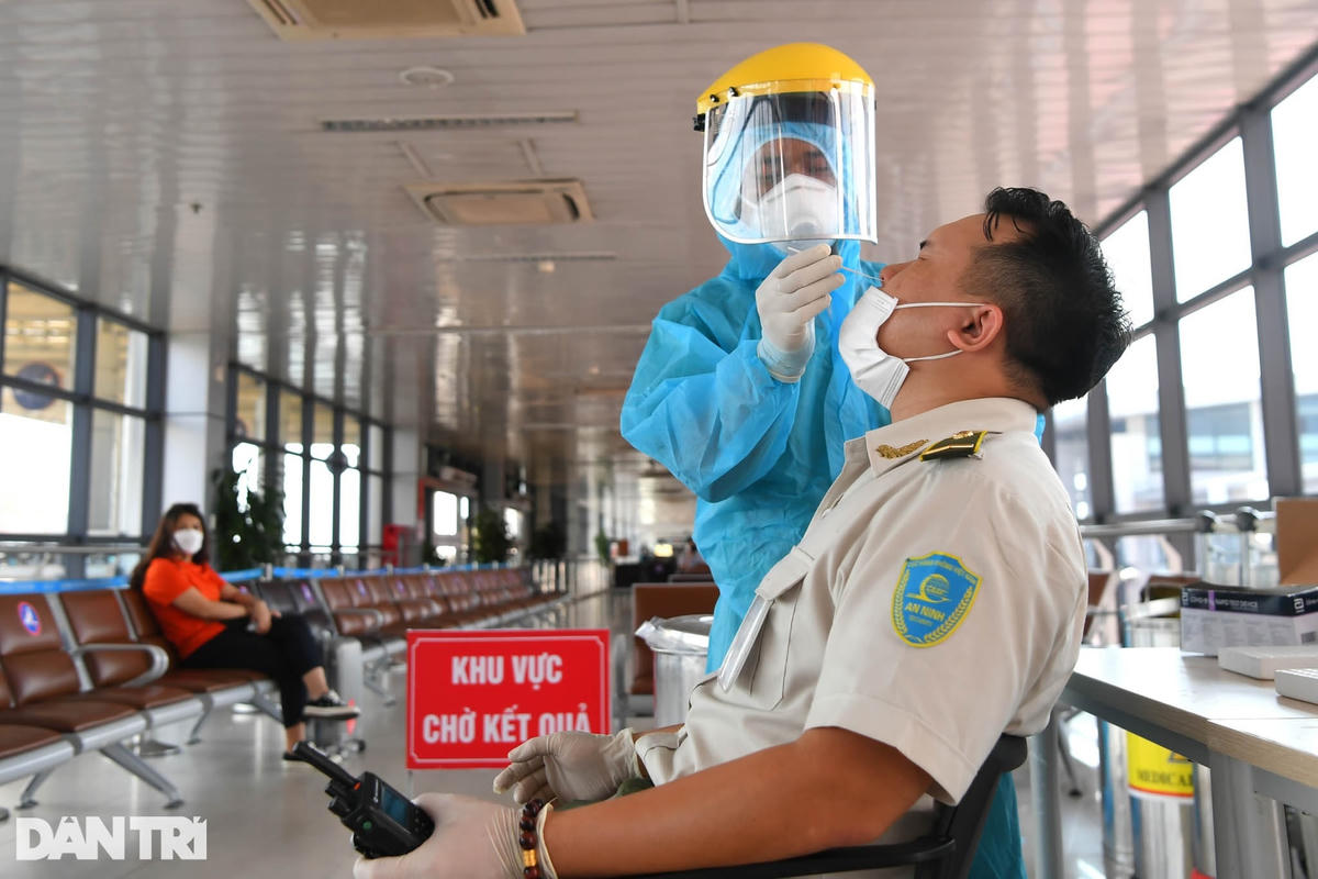 Cận cảnh test nhanh Covid-19 cho khách ra vào Thủ đô ở sân bay Nội Bài