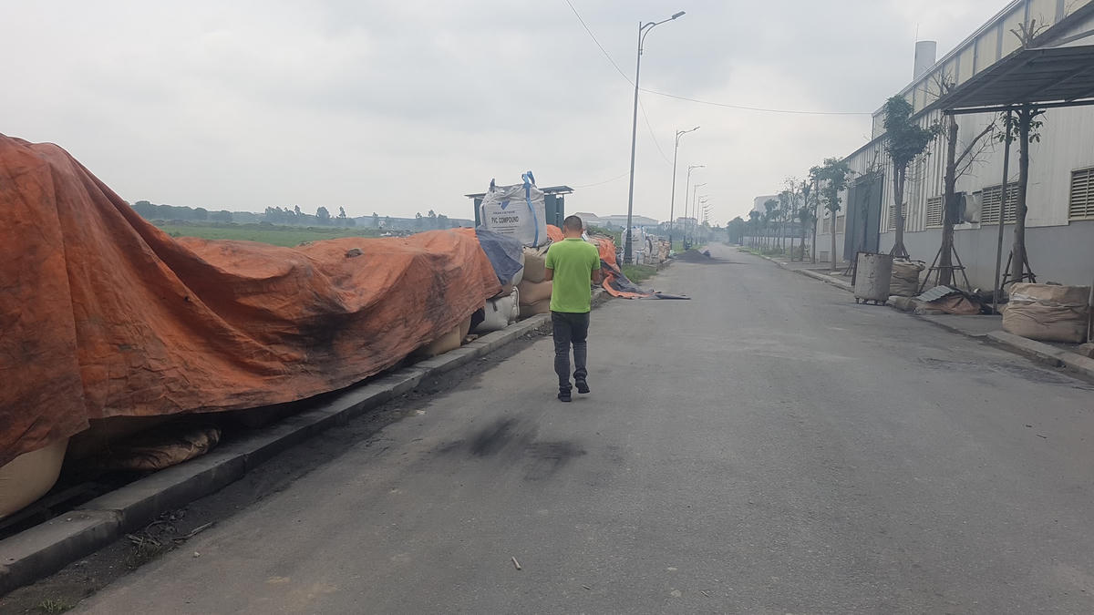 Chỉ được che đậy sơ sài, nguy cơ phát tán, gây ô nhiễm môi trường rất cao. Ảnh: Nam Anh.