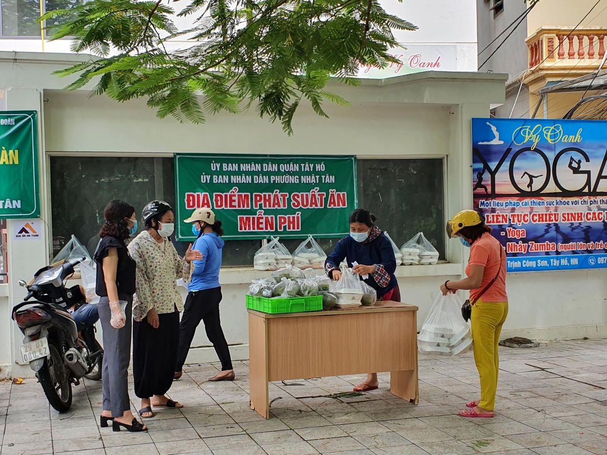 "Những suất cơm không chỉ hỗ trợ phần nào những khó khăn cho người lao động mà còn góp phần động viên rất lớn, giúp họ có tinh thần vượt qua mùa dịch này", một tình nguyện viên trong hội phụ nữ phường Nhật Tân cho hay.