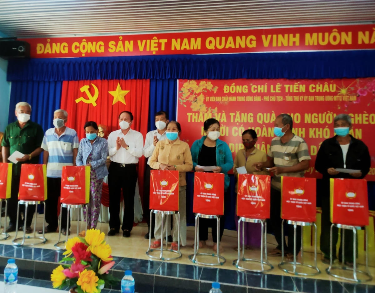 Phó Chủ tịch - Tổng Thư ký Lê Tiến Châu trao quà hỗ trợ người nghèo tại xã Long Vĩnh, huyện Châu Thành.