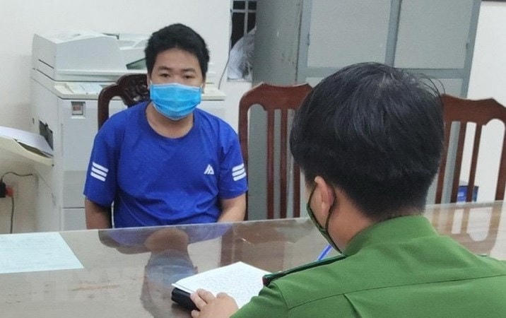 Đối tượng N.V.H. tại cơ quan Công an. (Ảnh: TTXVN).