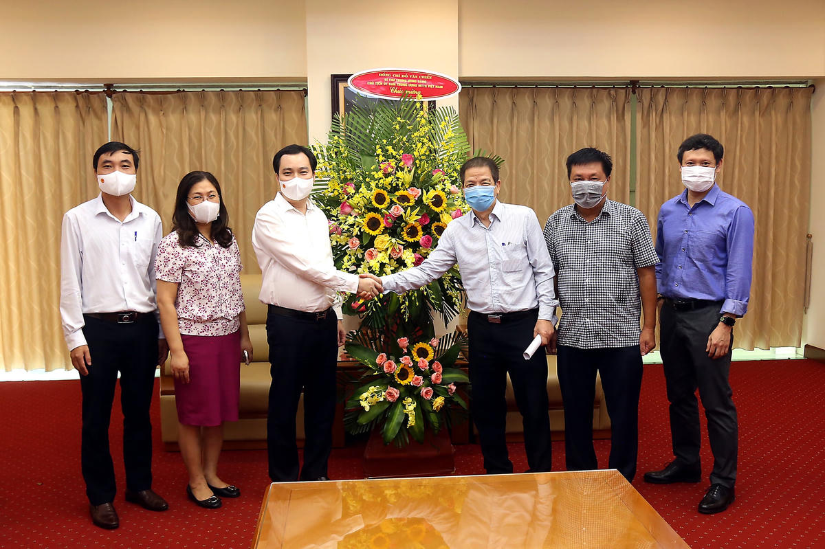 Ông Vũ Văn Tiến tặng hoa chúc mừng Thông tấn xã Việt Nam. Ảnh: Kỳ Anh.