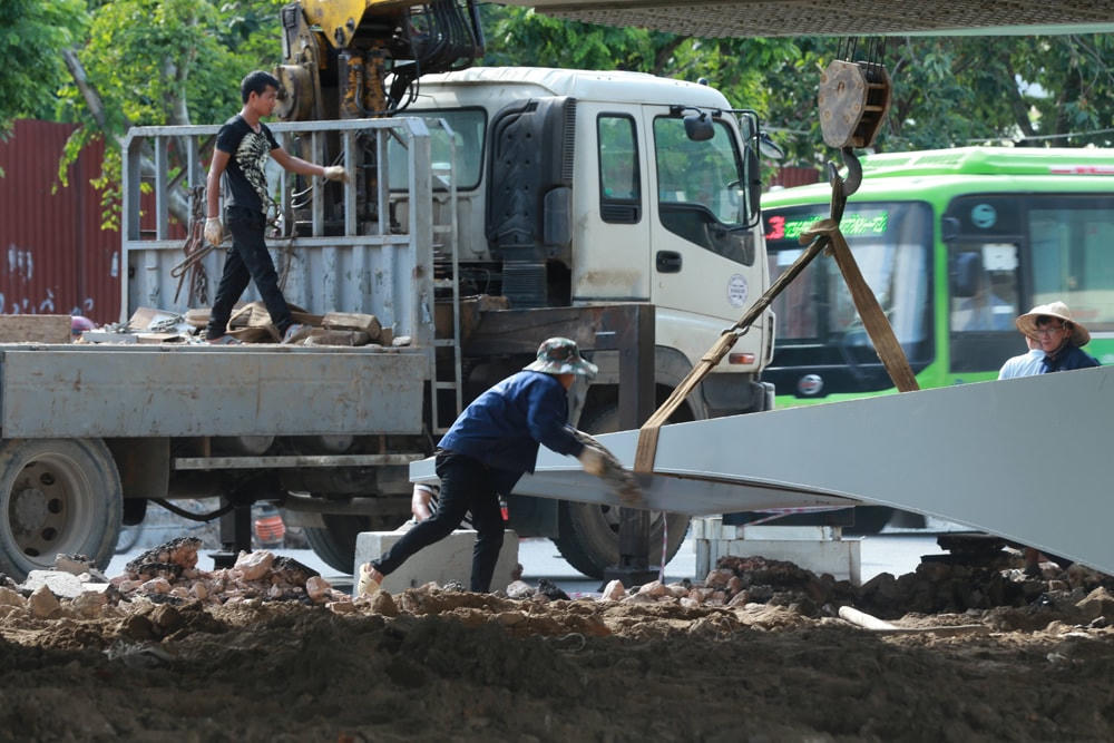 Các công nhân làm việc không quản nắng nóng để đẩy nhanh tiến độ.