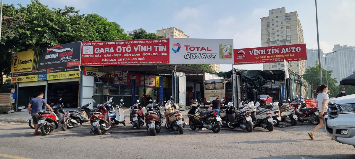 Rất đông người dân tới để sửa chữa, bảo dưỡng xe cộ sau 1 thời gian dài không sử dụng.