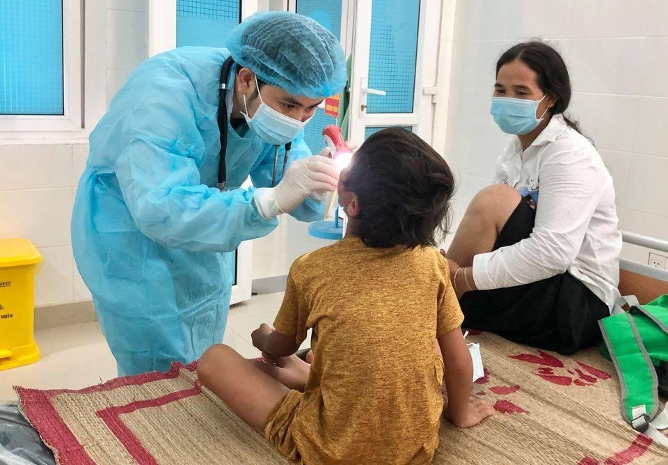 Các bác sĩ đang kham, điều trị bệnh nhân mắc bạch hầu ở Quảng Ngãi.