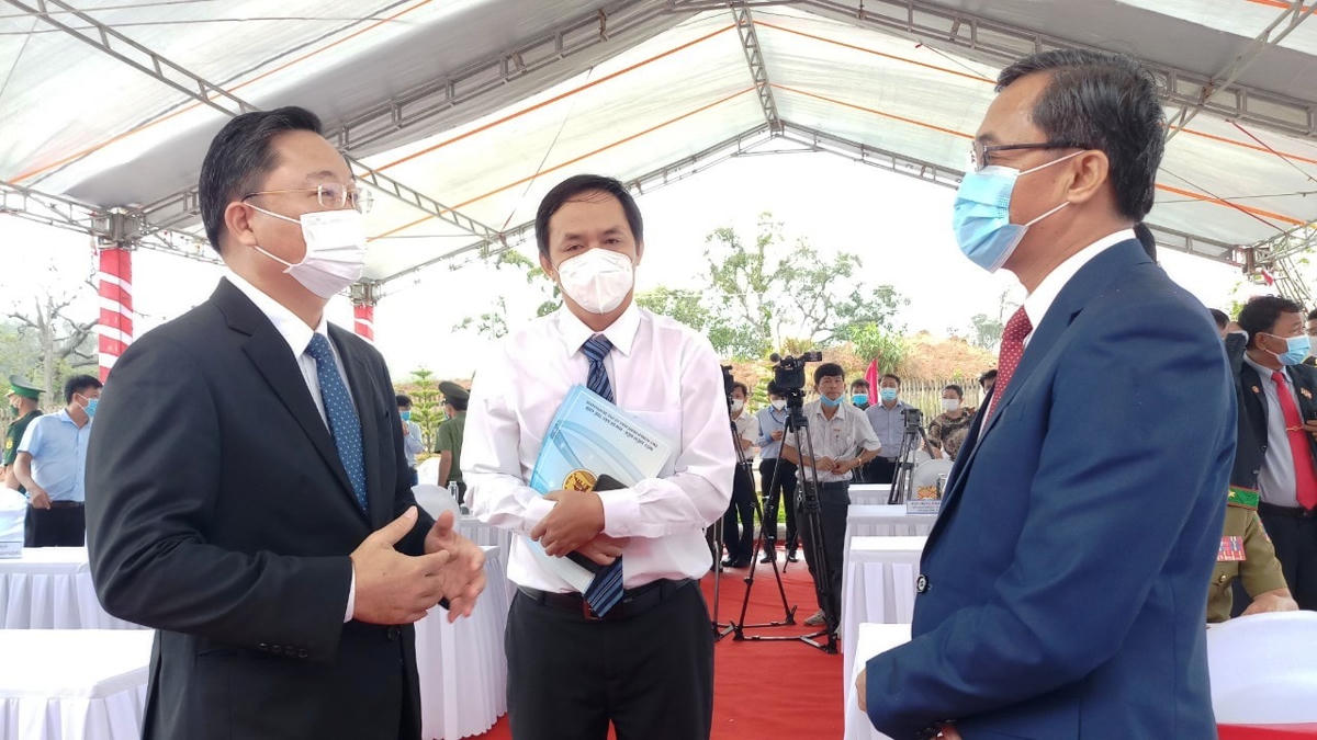 Lãnh đạo tỉnh Quảng Nam trao đổi thông tin với lãnh đạo tỉnh Sê Kông bên lề buổi lễ công bố.