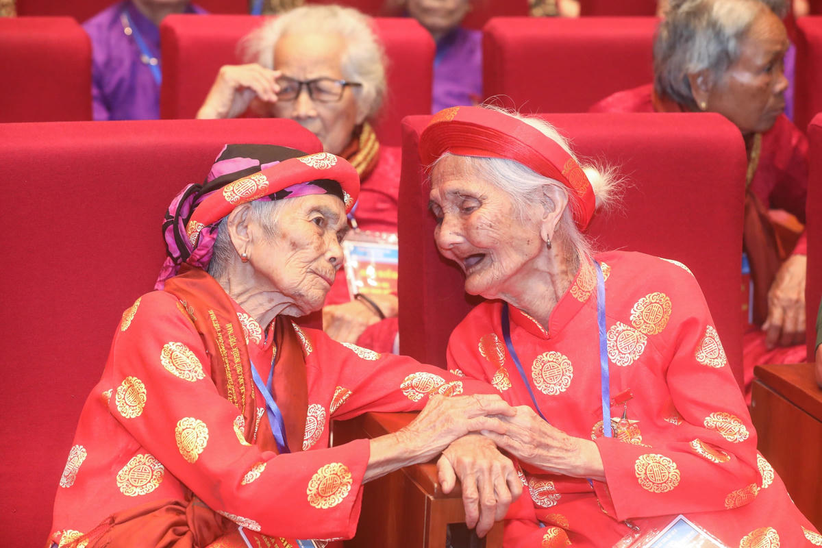Các Bà mẹ Việt Nam anh hùng. 