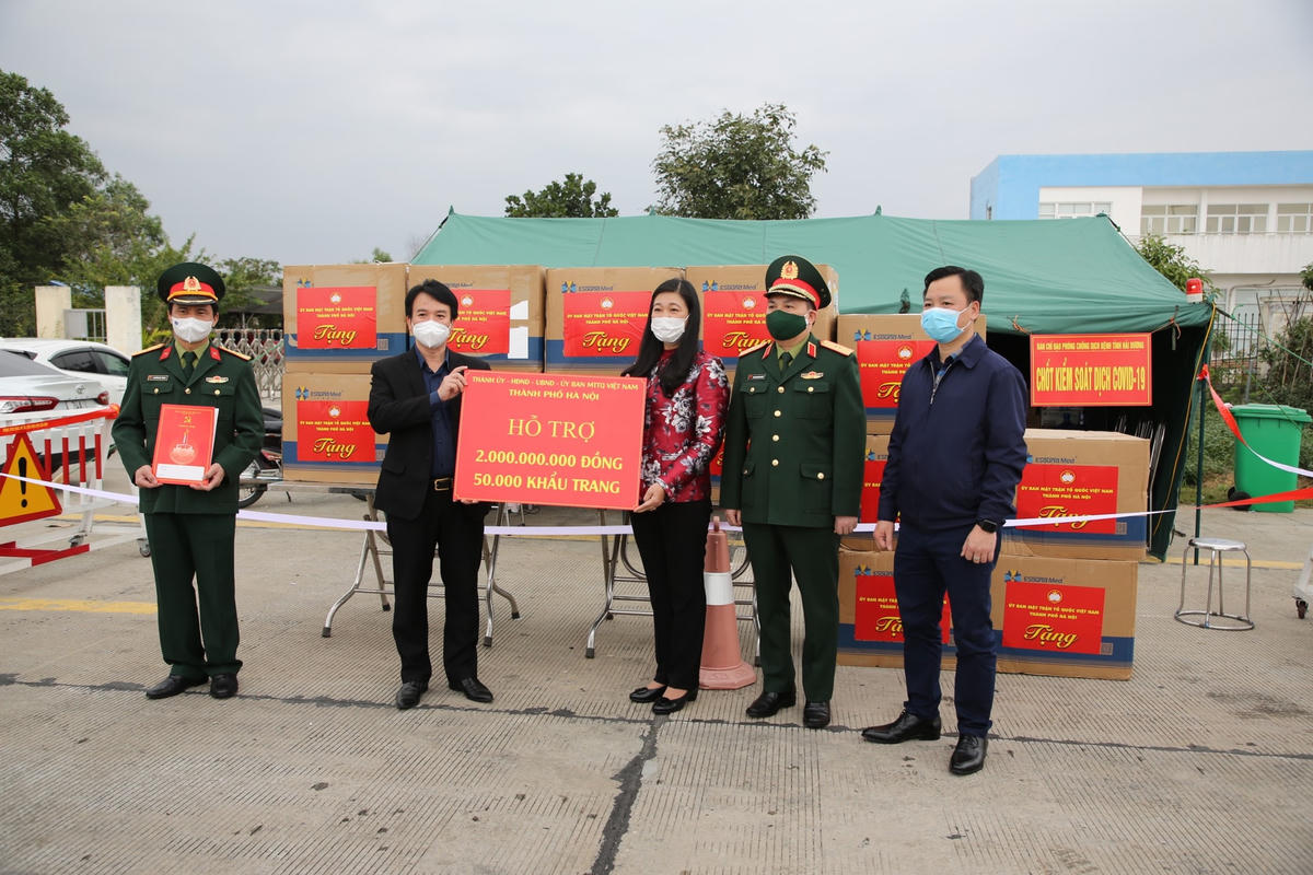 Ông Nguyễn Đức Tuấn, Chủ tịch Ủy ban MTTQ Việt Nam tỉnh Hải Dương tiếp nhận ủng hộ phòng dịch từ bà Nguyễn Lan Hương, Chủ tịch Ủy ban MTTQ Việt Nam TP Hà Nội.