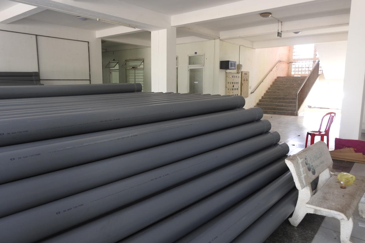 Vật tư phục vụ tiêu, thoát nước được tập kết. Ảnh Bình Nguyên