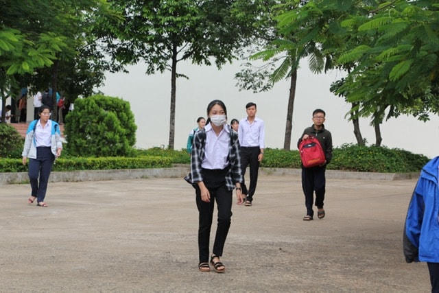 Nhiều thí sinh ra về với tâm thế vui vẻ, hài lòng sau khi kết thúc môn thi đầu tiên.