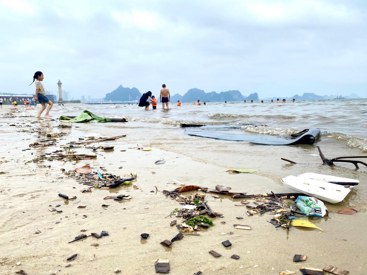 Tuy rác ngập ngụa ven bờ biển gây phản cảm và ảnh hưởng đến môi trường nhưng không thấy bóng dáng của những người dọn vệ sinh bãi biển.