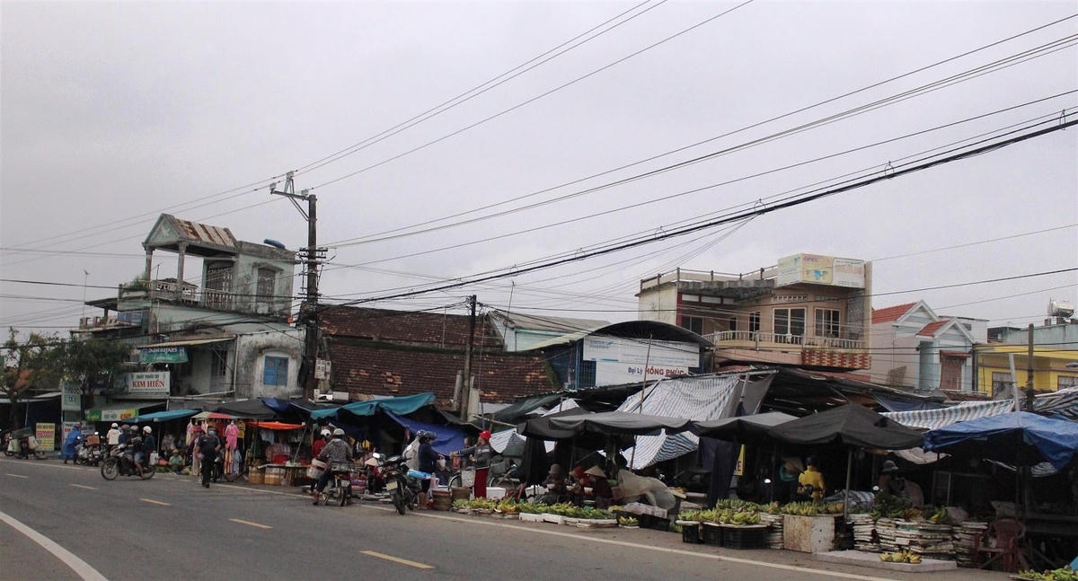 Buôn bán sát đường ở chợ Bà Rén cũ tiềm ẩn tai nạn.