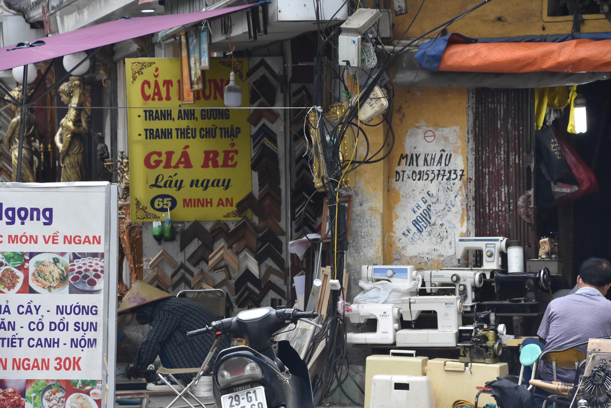 Phần mặt tiền phía đường Nguyễn Thái Học được tận dụng thành nơi bán hàng của nhiều hộ kinh doanh.