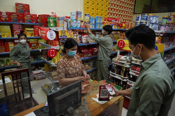 Người dùng thanh toán bằng Viettel Money tại cửa hàng tạp hóa. Ảnh: Viettel