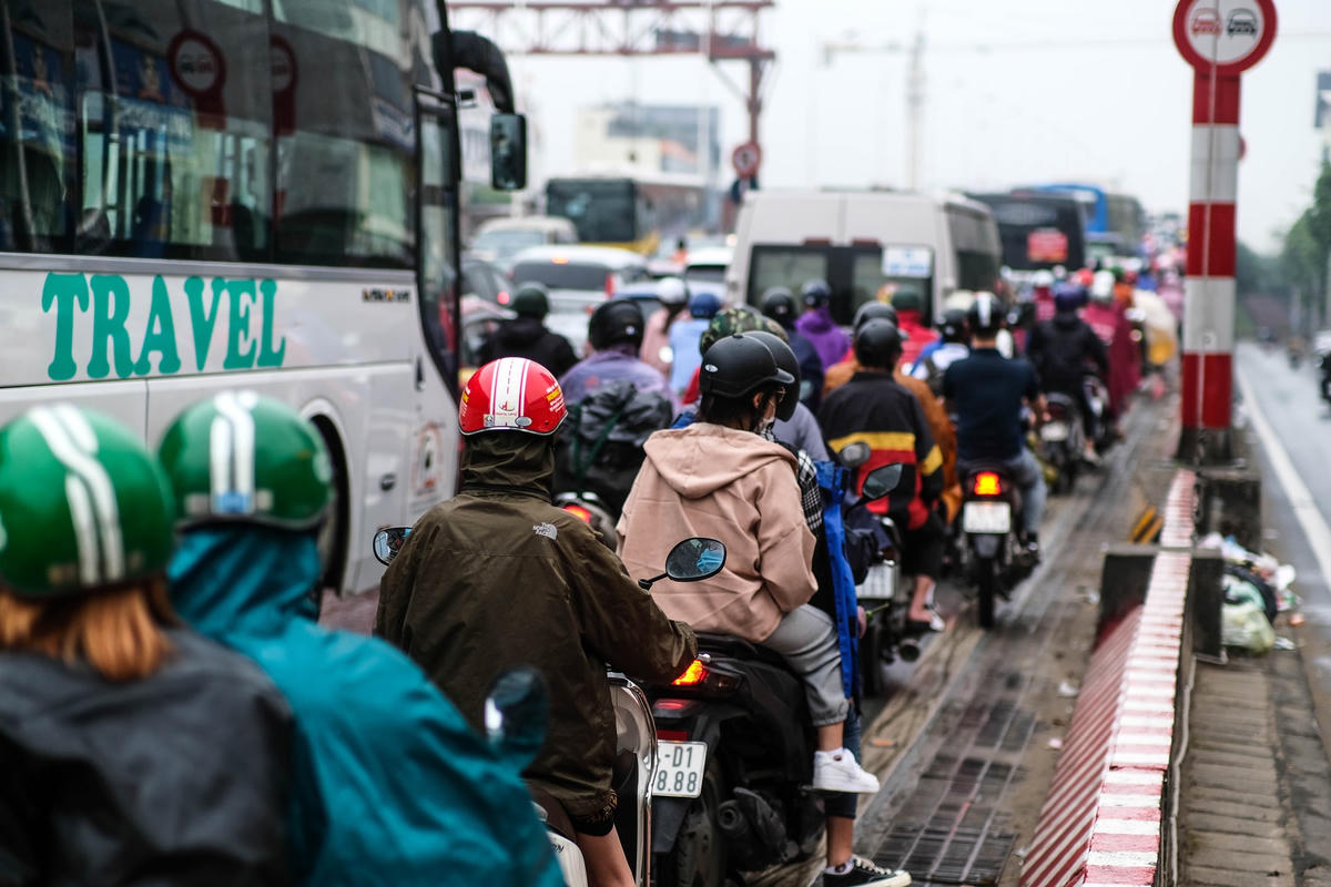 Theo ghi nhận của phóng viên, dù mưa không to nhưng khu vực cầu Vĩnh Tuy vẫn rơi vào tình trạng tắc nghẽn nghiêm trọng.