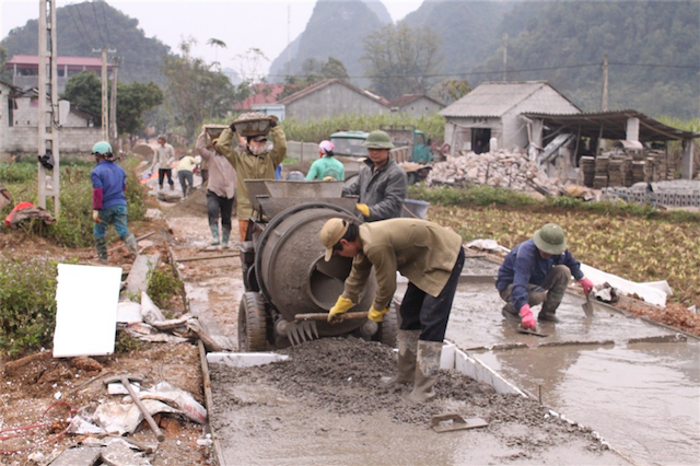 Người dân Cao Bằng tham gia xây dựng nông thôn mới. Ảnh: H. Phong.