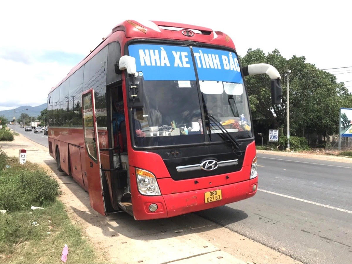 Chiếc xe bị lực lượng chức năng kiểm tra. Ảnh: CACC