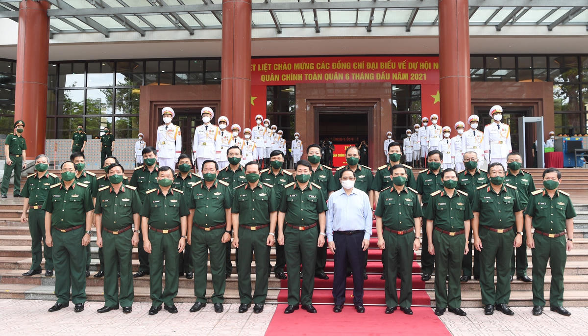 Thủ tướng Phạm Minh Chính và Bộ trưởng Bộ Quốc phòng Phan Văn Giang cùng các đại biểu dự hội nghị. Ảnh: VGP/Nhật Bắc.