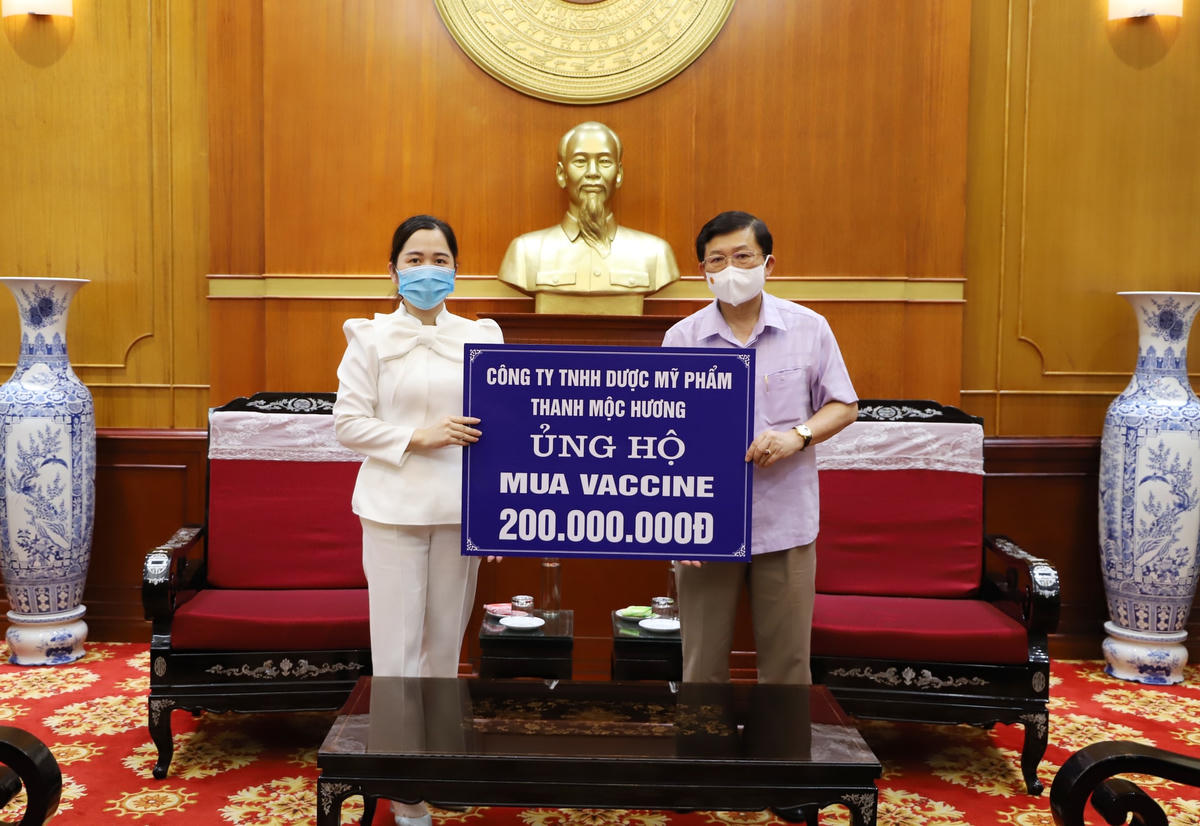 Phó Chủ tịch Nguyễn Hữu Dũng tiếp nhận ủng hộ từ Công ty TNHH Dược mỹ phẩm Thanh Mộc Hương.