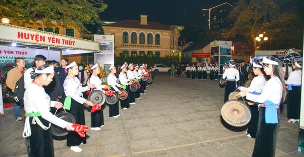Đánh cồng chiêng tại Ngày hội văn hóa, du lịch tỉnh Hòa Bình.