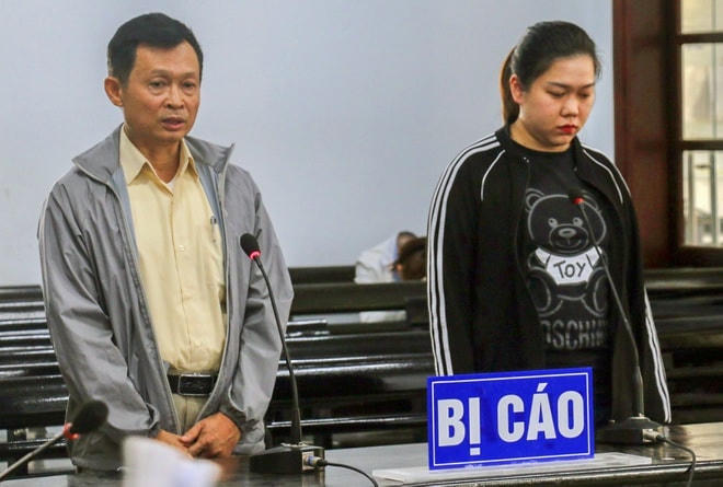 Bị cáo Nguyễn Quốc Trâm và Nguyễn Thụy Phương Thảo tại tòa. 