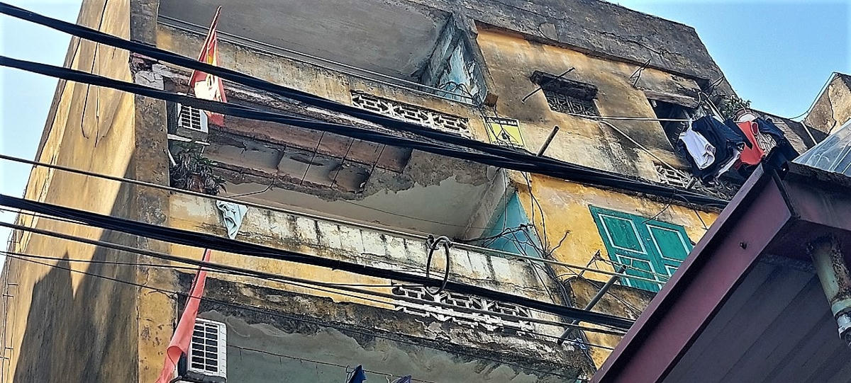 Cả những tấm panel giữ sàn giữa các tầng cũng bị gẫy, rơi mất một nửa.