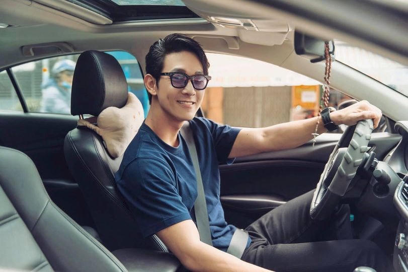 Song Luân đốn tim chị em bởi vẻ ngoài đẹp trai hết nấc kèm câu thả thính: “Today is Friday. Còn anh thì free đây”.