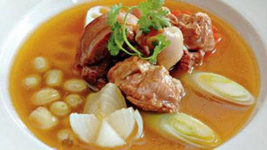 Hạt sen hầm thịt nạc rất tốt cho phụ nữ có thai dọa sẩy, sẩy thai liên tiếp, có thai đau lưng...