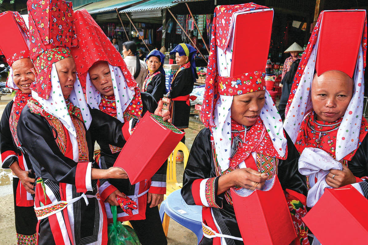Phụ nữ Dao Thanh Phán lựa chọn mũ đội đầu.