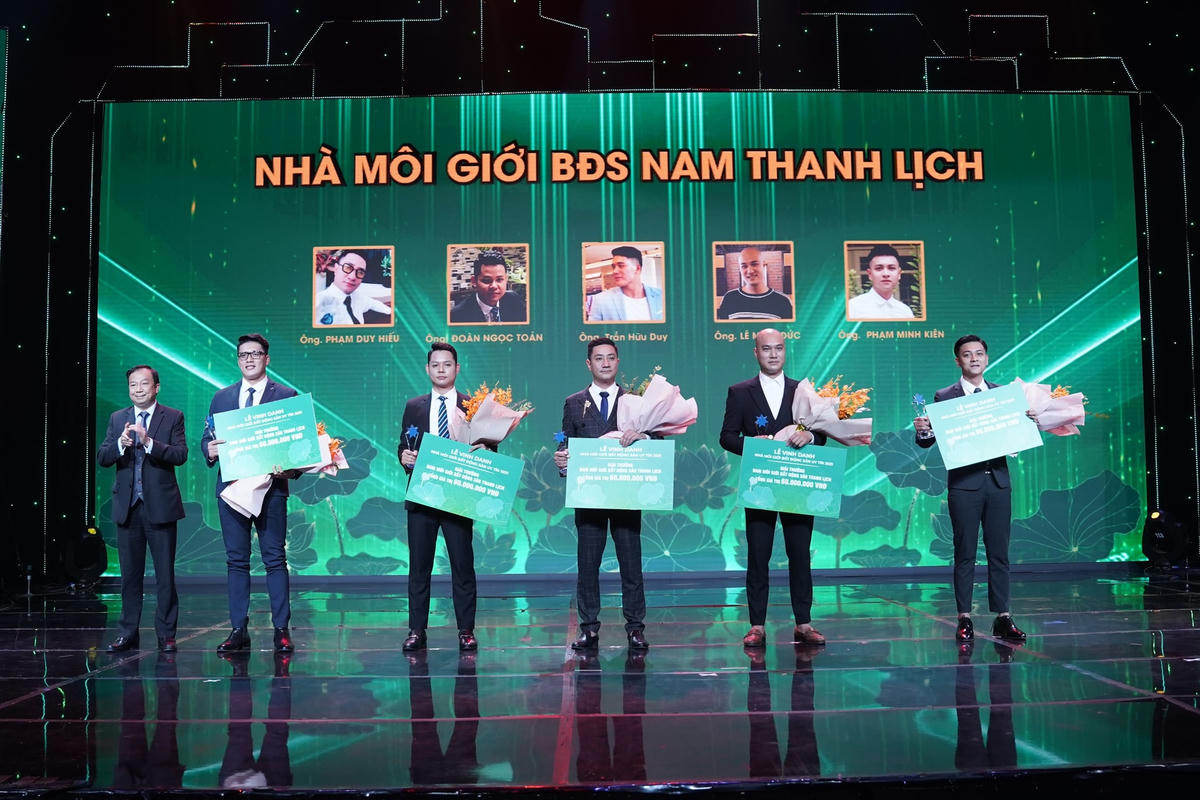Trao giải nhà môi giới nam thanh lịch.