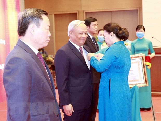 Trao Huân chương Lao động cho các cán bộ lãnh đạo Quốc hội