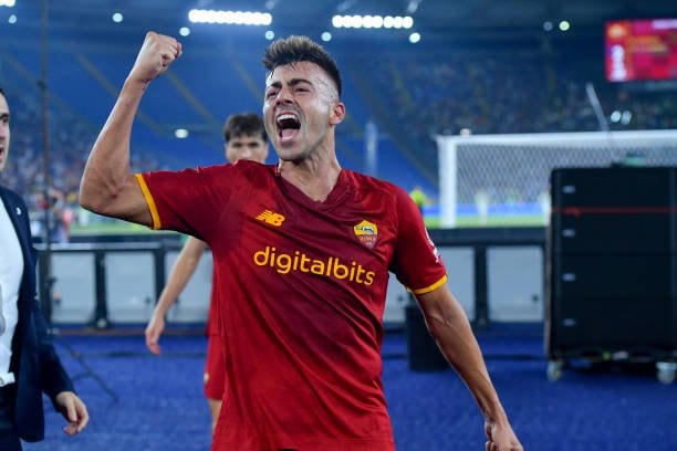 El Shaarawy phấn khích với bàn thắng ở phút bù giờ.