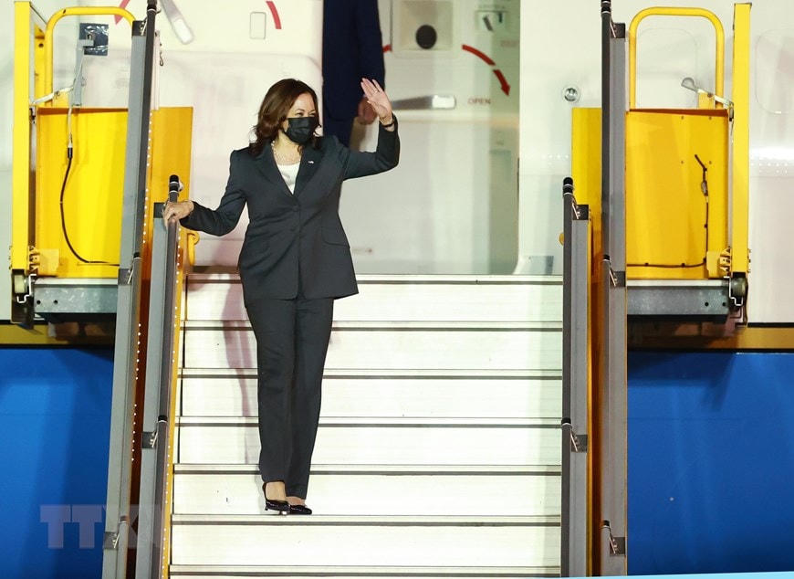 Phó Tổng thống Hoa Kỳ Kamala Harris tại Sân bay Quốc tế Nội Bài, Hà Nội. (Ảnh: Lâm Khánh/TTXVN).