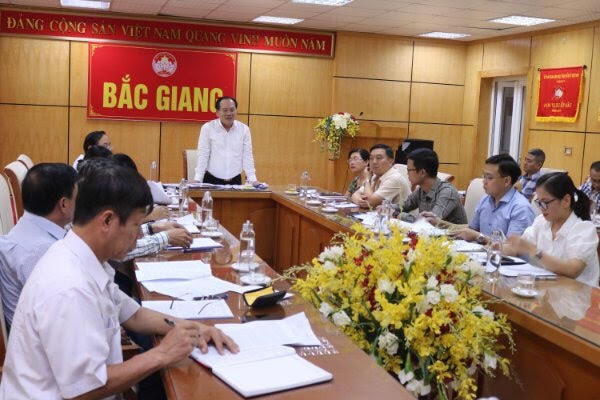 Ông Trần Công Thắng, Trưởng ban vận động quỹ Vi người nghèo phát biểu tại hội nghị.
