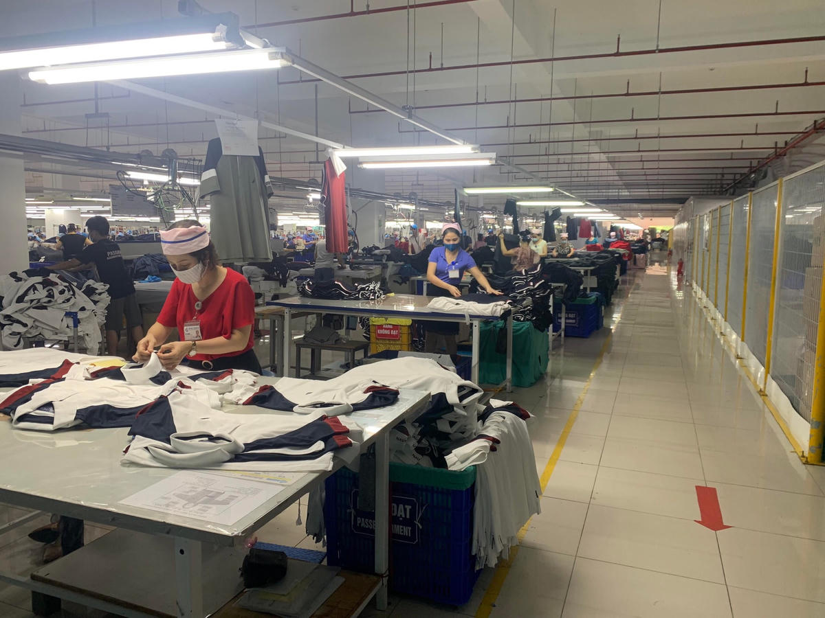 Làn sóng Covid-19 lần thứ tư khiến doanh nghiệp dệt may tiếp tục gặp khó khăn.