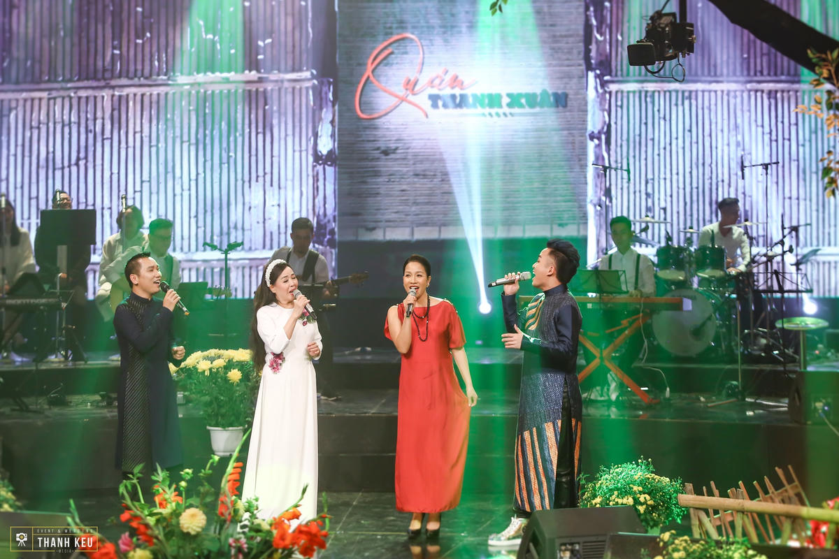 Các ca sĩ trình bày ca khúc "Thì thầm mùa xuân".