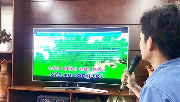 Người dân hát karaoke tại nhà. Ảnh: Báo Đồng Nai.