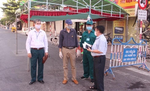 Hội CCB tỉnh Khánh Hòa, tặng quà cho chốt kiểm soát phòng, chống dịch Covid-19 tại TP Nha Trang.