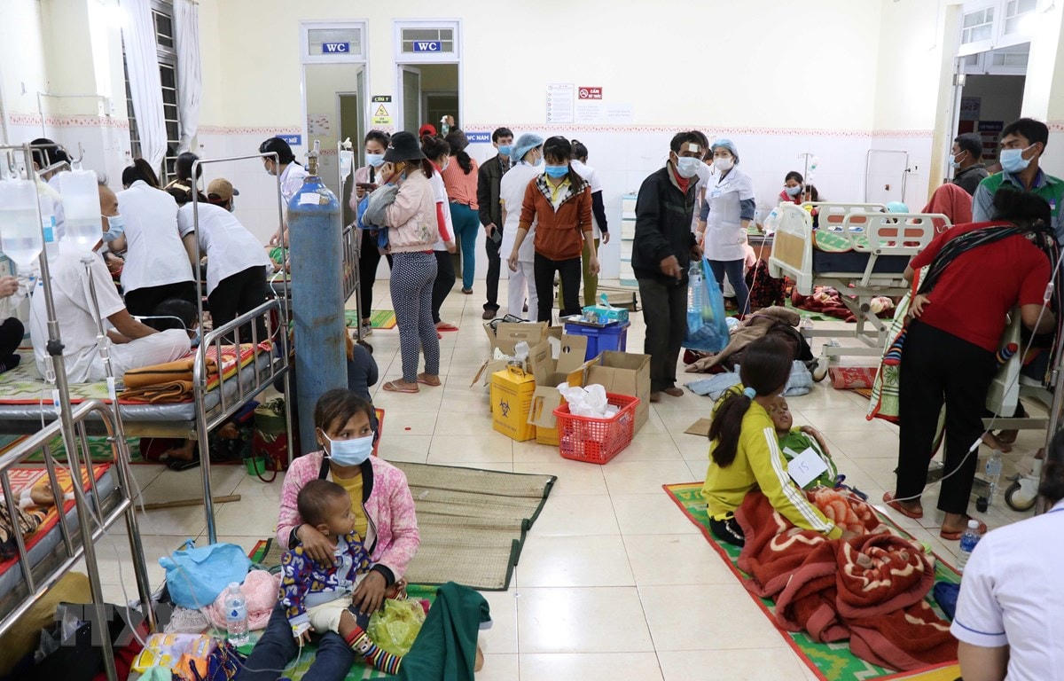 Bác sỹ, điều dưỡng tại Trung tâm y tế huyện Chư Pưh, Chư Sê và Phú Thiện cấp cứu, điều trị cho bệnh nhân. Ảnh: TTXVN.  