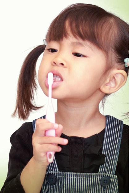 Trẻ ăn nhiều bánh kẹo ngọt dịp Tết dễ gây sâu răng