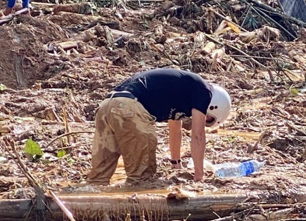  tiếp cận hiện trường vụ sạt lở ở Trà Leng của lực lượng cứu hộ đang gặp nhiều khó khăn do đường sá bị chia cắt. (Ảnh: TTXVN)