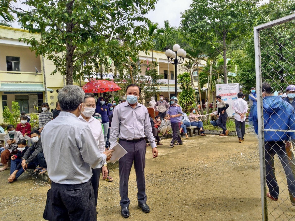 TS.BS Mai Văn Mười, (khẩu trang xanh) kiểm tra chống dịch ở Nam Trà My.
