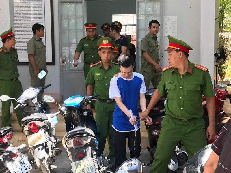 Cảnh sát đưa Huy về trại giam